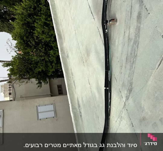 גג עם צינור אטום בחומר איטום שחור